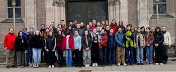 Beide Schulchöre vereint beim Gruppenfoto vor der Kirche in Wasseralfingen